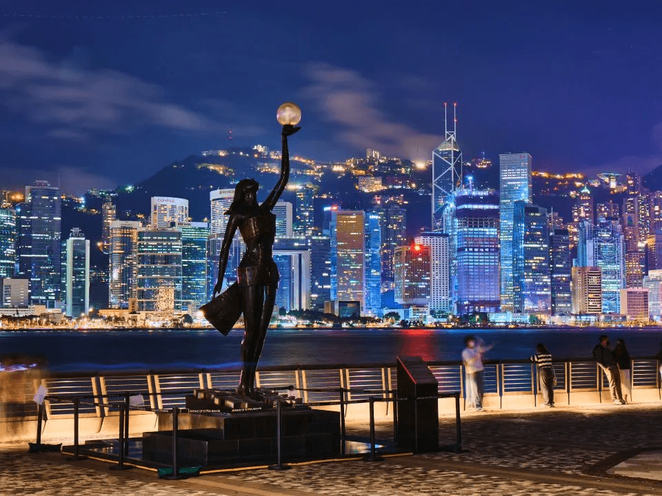 維港地標經典巡禮:星光大道 Avenue of Stars!巨星掌印/李小龍銅像/維港燈光秀+親子散步打卡懶人包