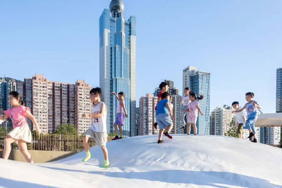 西營盤海濱公園親子攻略:全港首個雲海彈床、嬉水嬉沙區讓孩子盡情放電!